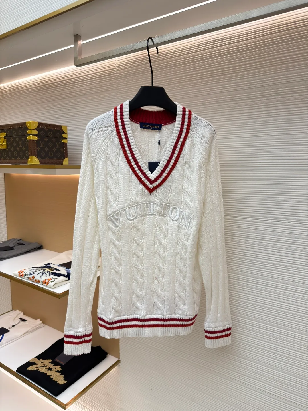 LOUIS VUITTON College-style V-neck sweater ●Original version: Purchased and developed for 17450 ●Item number: 1681148-C15 ●Fabric: wool blended fabric ●Technology: woven embroidery ●Version: Fitted version ●Weight: about 715 grams ●Size: S-M-L ●Description: College-style V-neck sweater White and red stripe design Chest letter embroidery Twist woven texture Pure cotton fabric comfortable and warm V-neck design slimming The red and white stripes are very preppy. The overall wiring is straight and delicate, the fabric is comfortable and soft, and the color is consistent without color difference. It can be matched with the same style to create a fashionable look and control various occasions. Customized accessories, complete with three standards, same style for men and women!